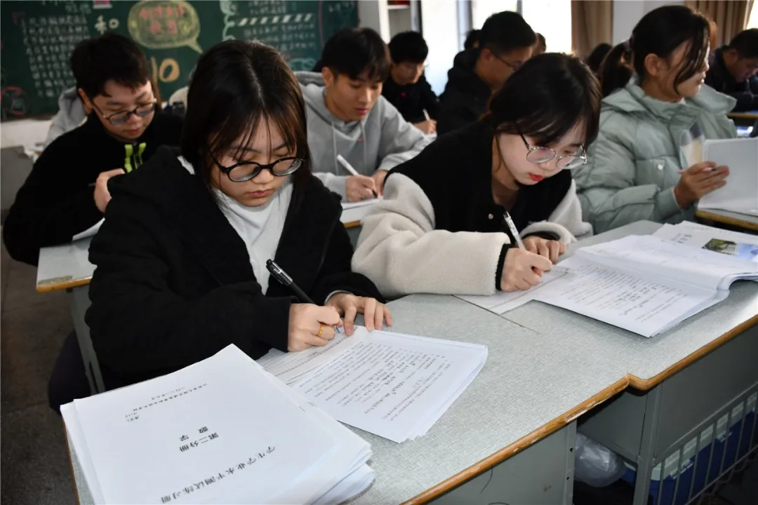 学校紧锣密鼓地做好学业水平考试复习准备工作