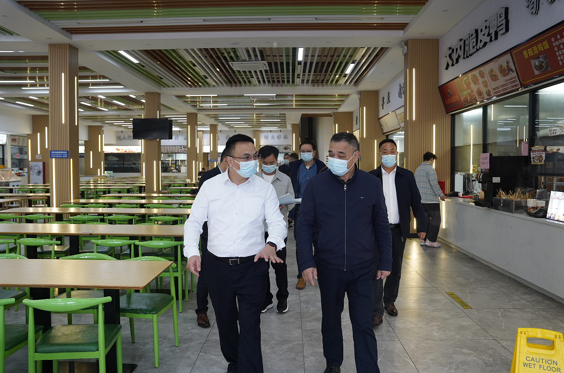 学校采取“四不两直”方式督导检查食品安全工作