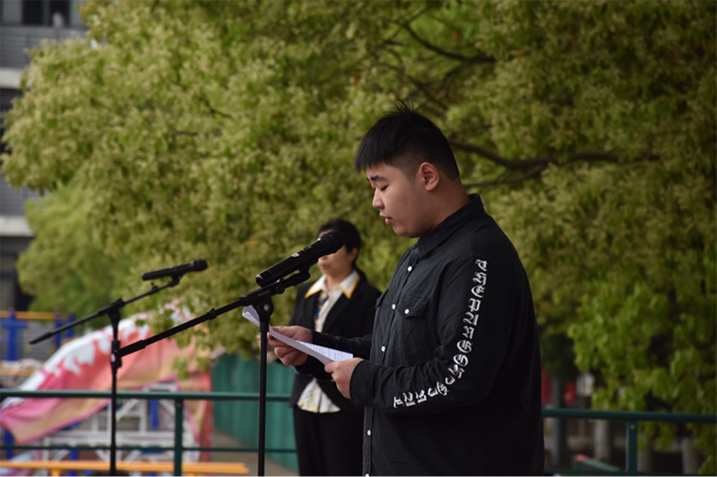机电工程学院全体师生参加升国旗主题教育活动