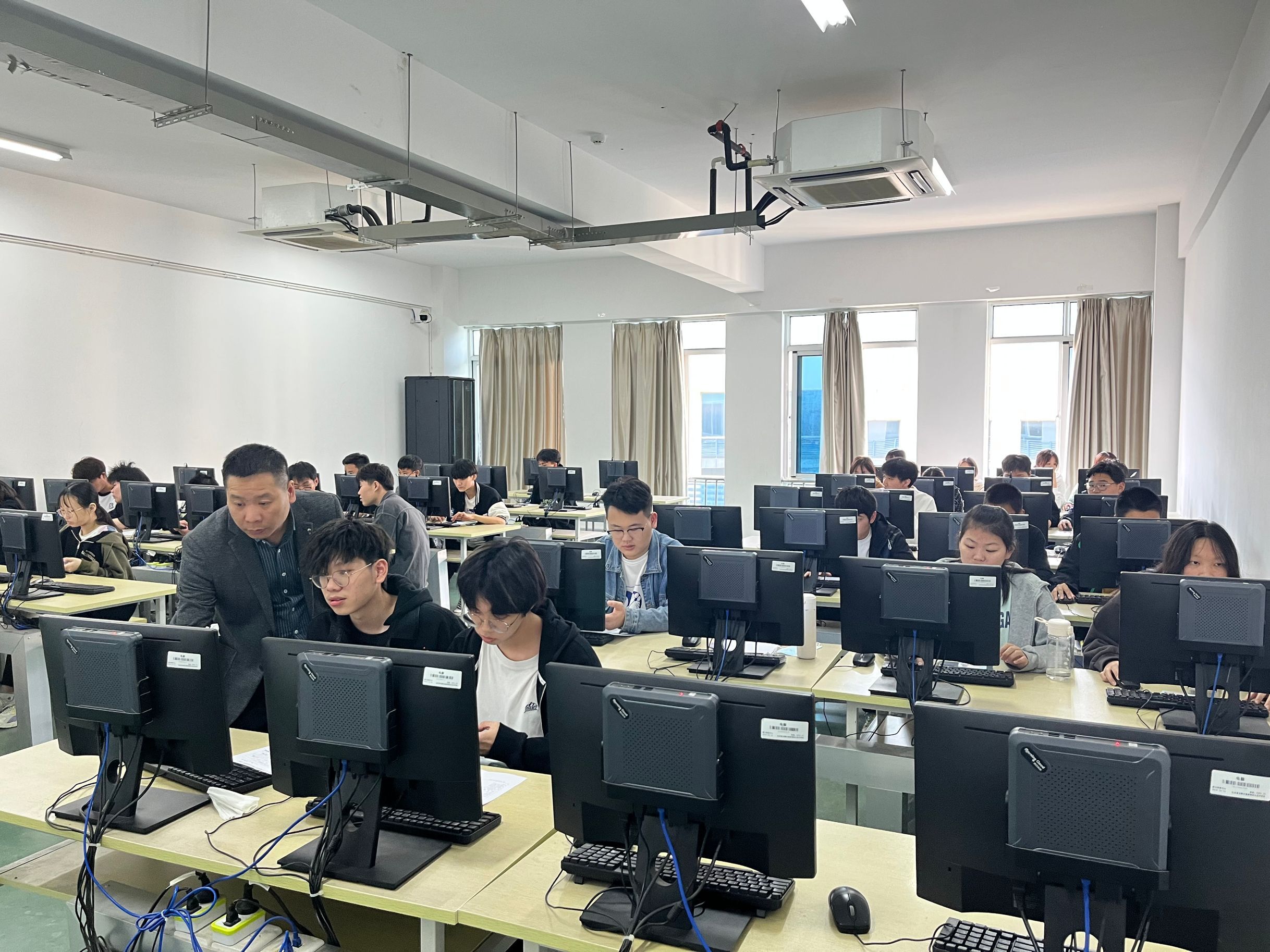 交通工程学院组织2020级中职学生报名职教高考