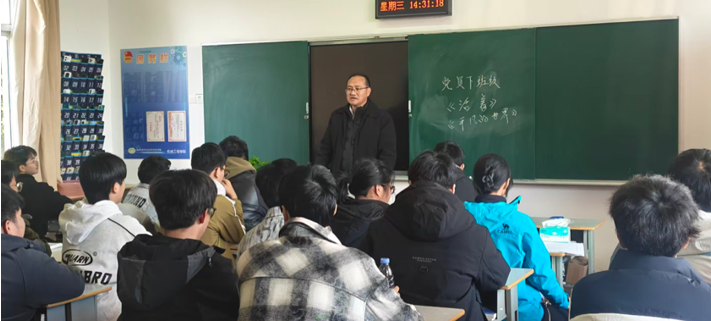 党员下沉班级 初心护航成长 ——记251211班党员教师徐小国