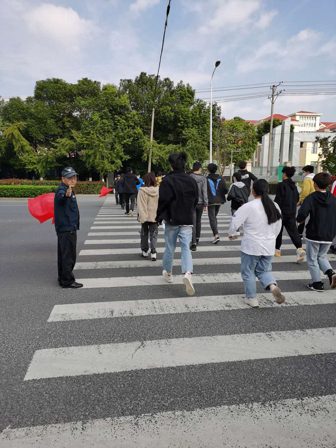 做好学生体检的交通安全保障工作