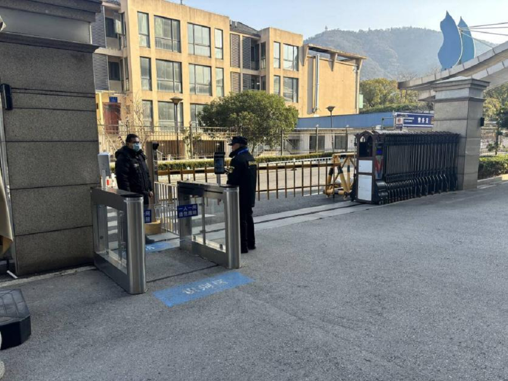 开展防暴演练，筑牢校园防线