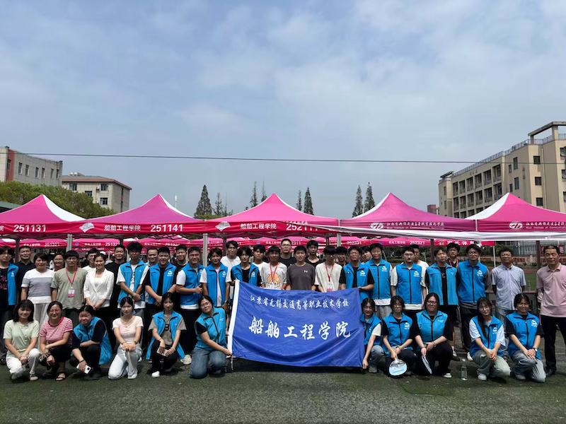 2025级萌新报到 师生共筑暖心开学季