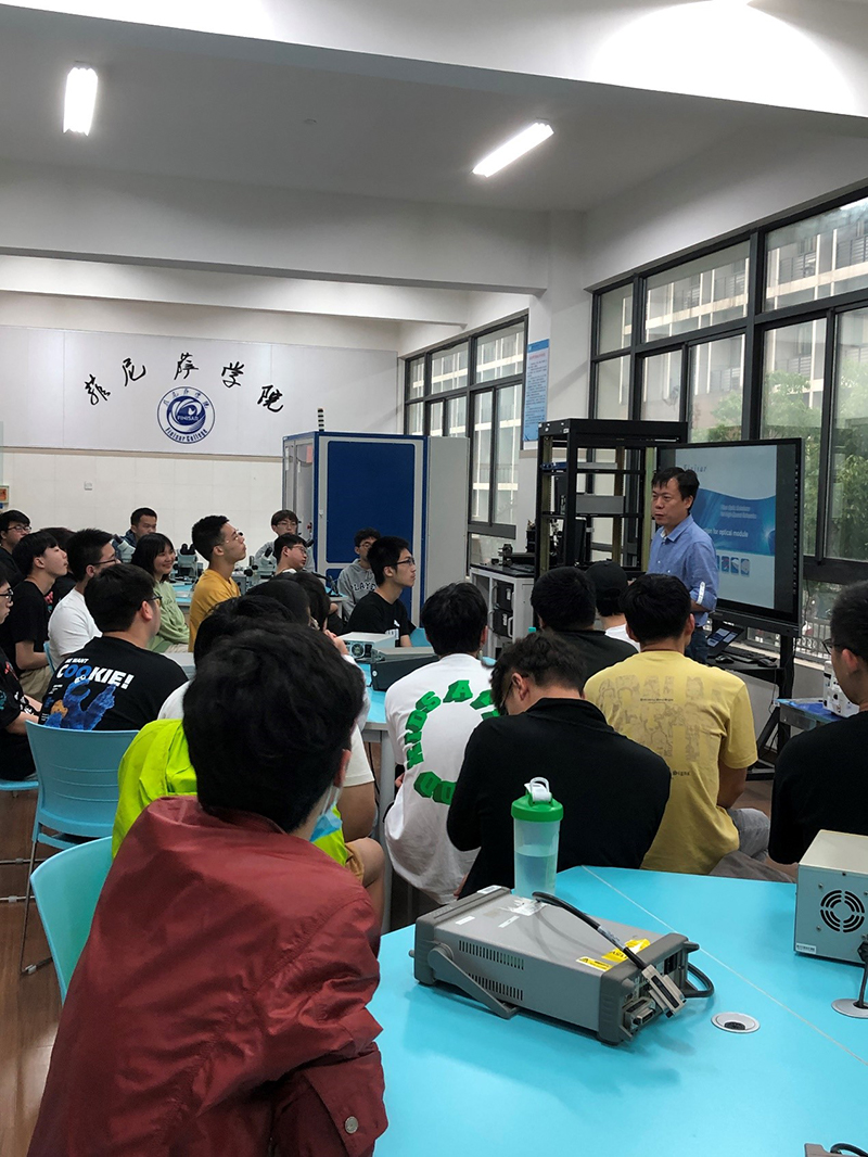 菲尼萨学院开展教学活动