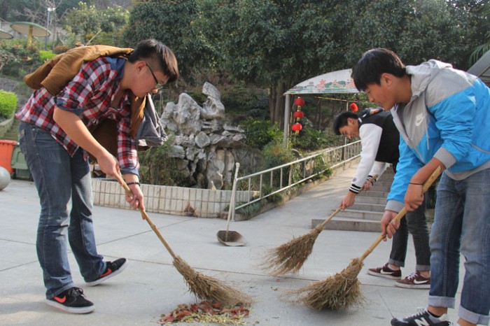 交通工程系各班级积极开展学雷锋活动