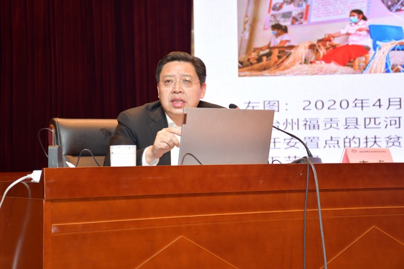 学校党委书记、校长李虎为学生讲授《形势与政策》课