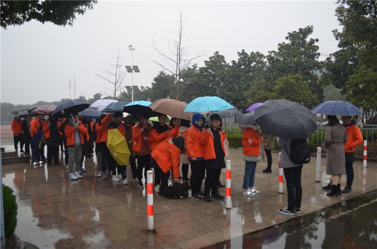 我校开展“彩虹人生·与法同行”主题团日活动暨2018年度团学干部培训