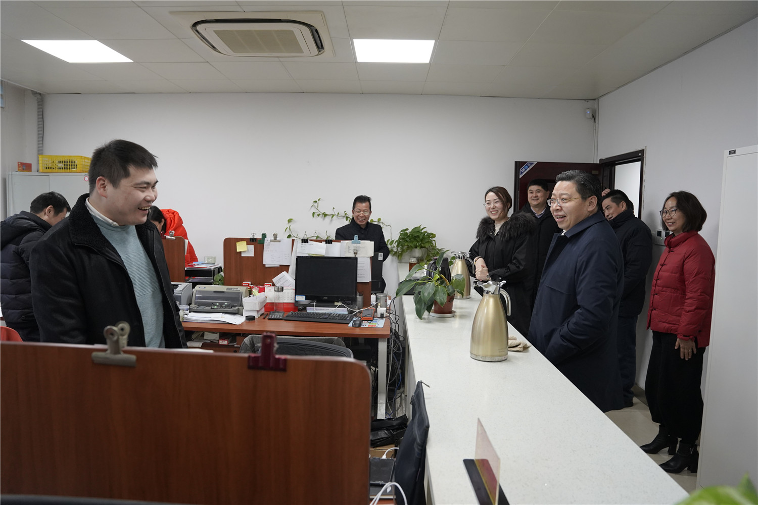 喜迎新学期 慰问暖人心:校领导走访慰问教职工