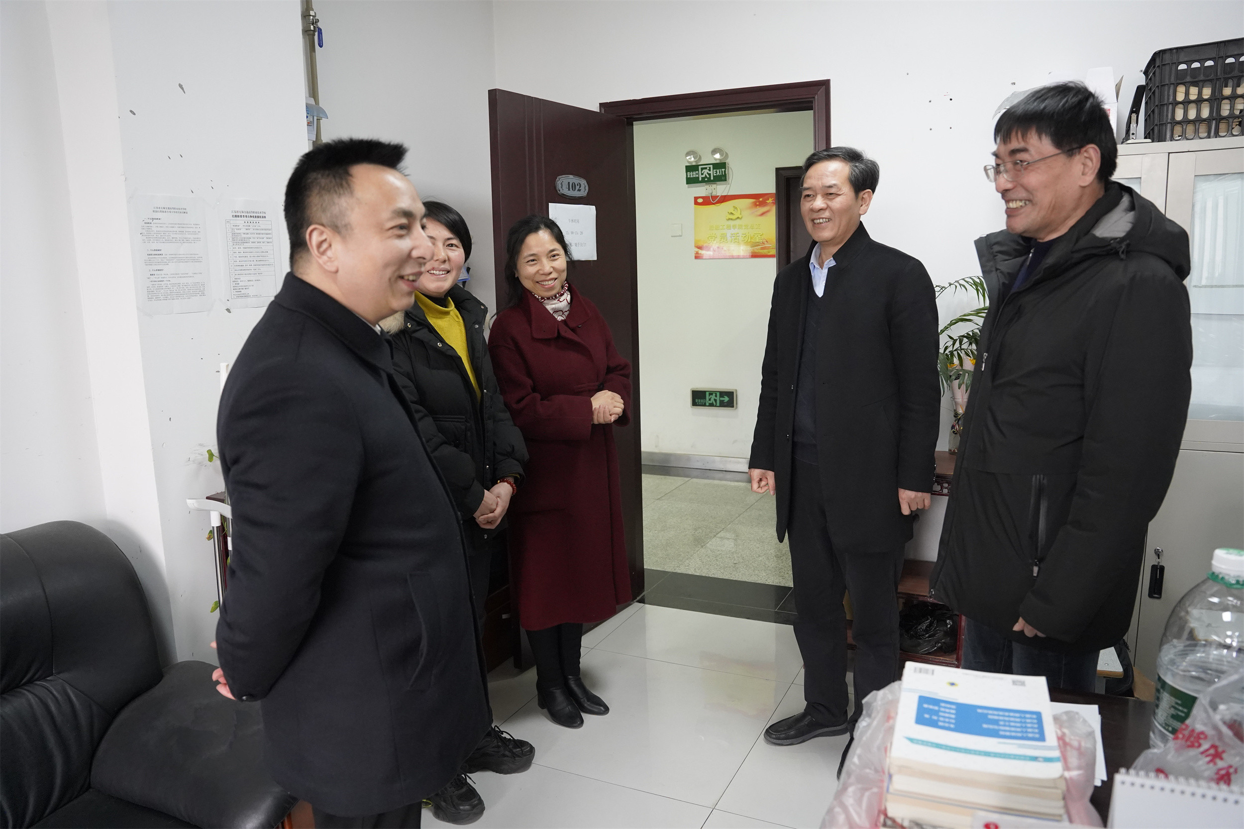 新学期首日暖心行:校领导走访慰问 为教职工鼓干劲